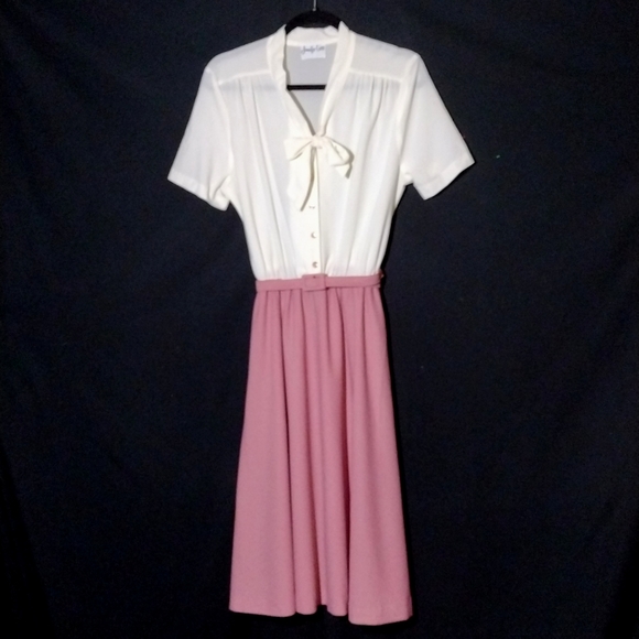 Jennifer Gee Dresses & Skirts - Vintage Jennifer Gee Cream and Pink Short Sleeve Midi Dress w/ Neck Tie Sz 14